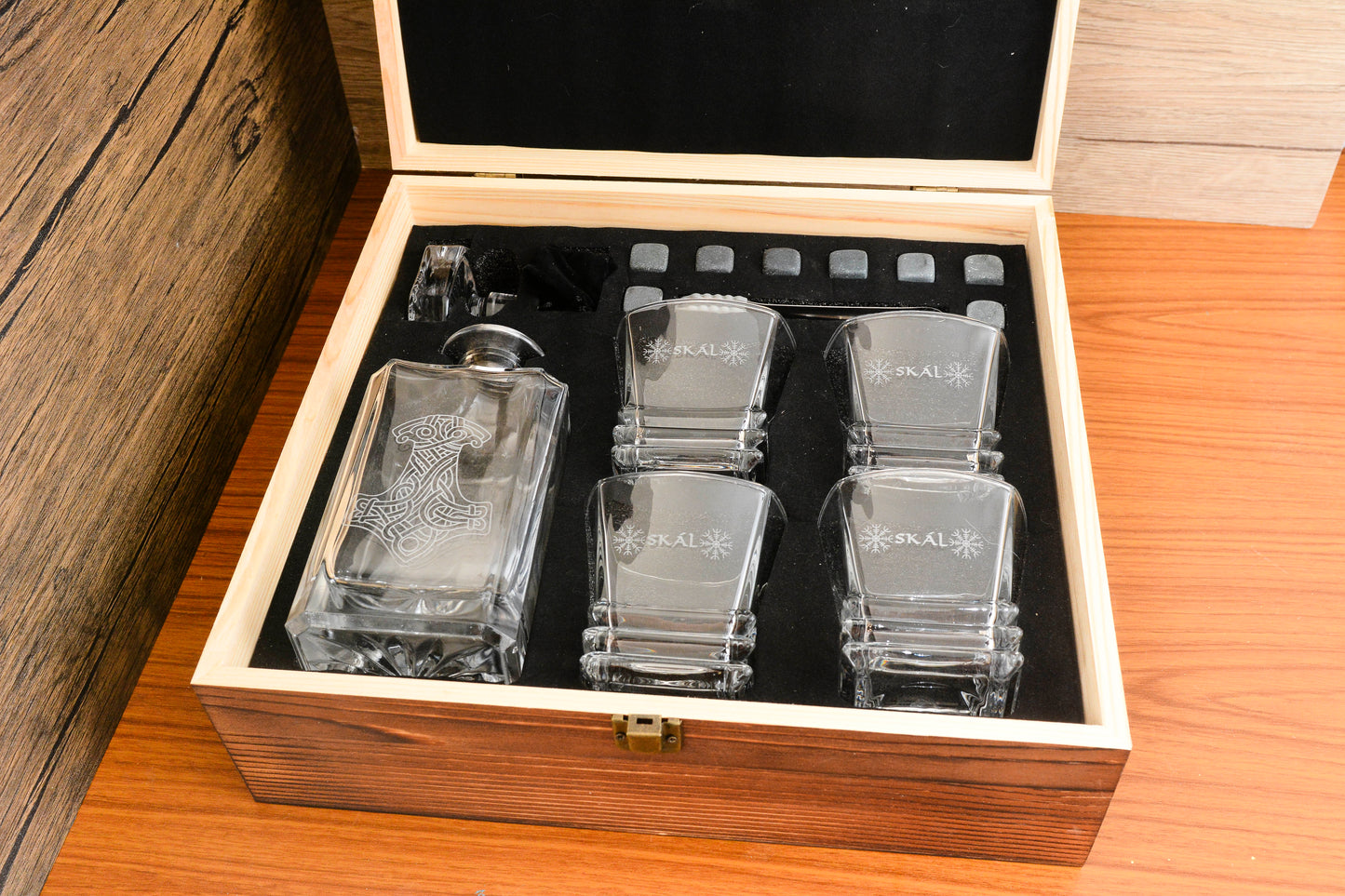 Norse Whisky Gift Set – Thor’s Hammer Decanter, 4 Engraved Glasses & Whisky Stones