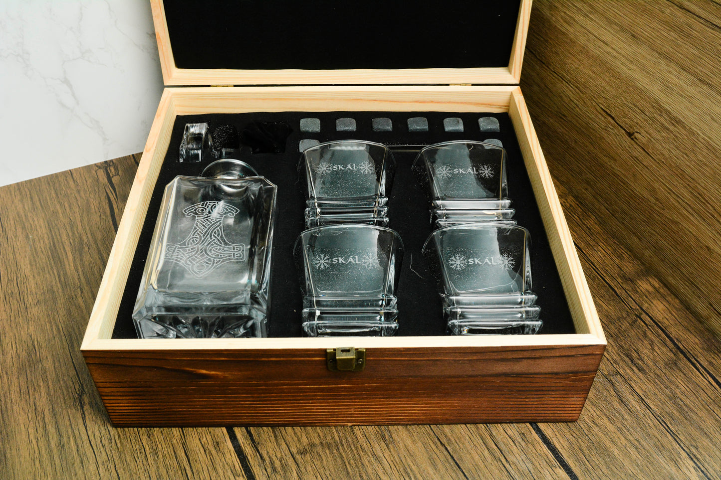 Norse Whisky Gift Set – Thor’s Hammer Decanter, 4 Engraved Glasses & Whisky Stones