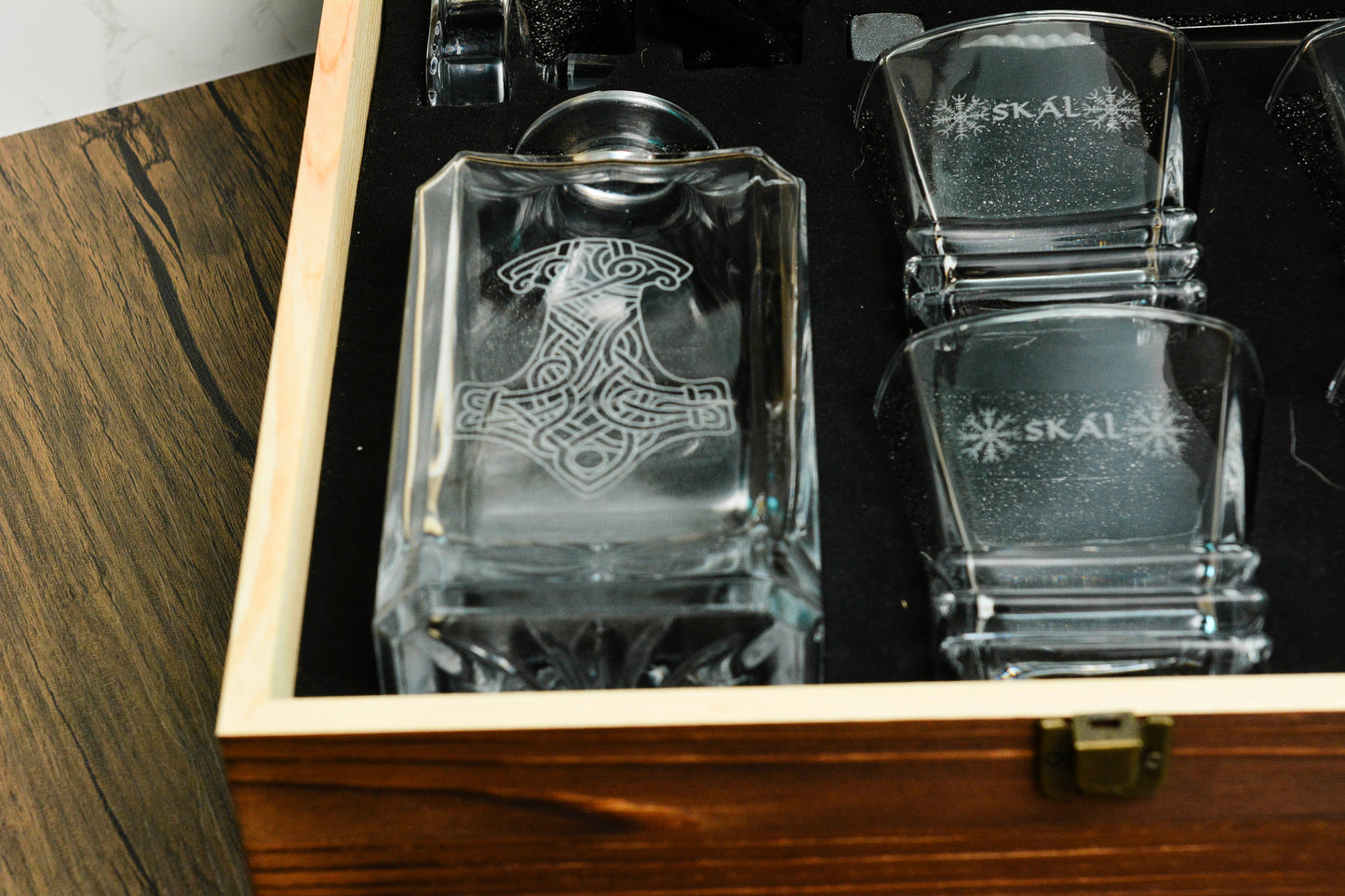 Norse Whisky Gift Set – Thor’s Hammer Decanter, 4 Engraved Glasses & Whisky Stones