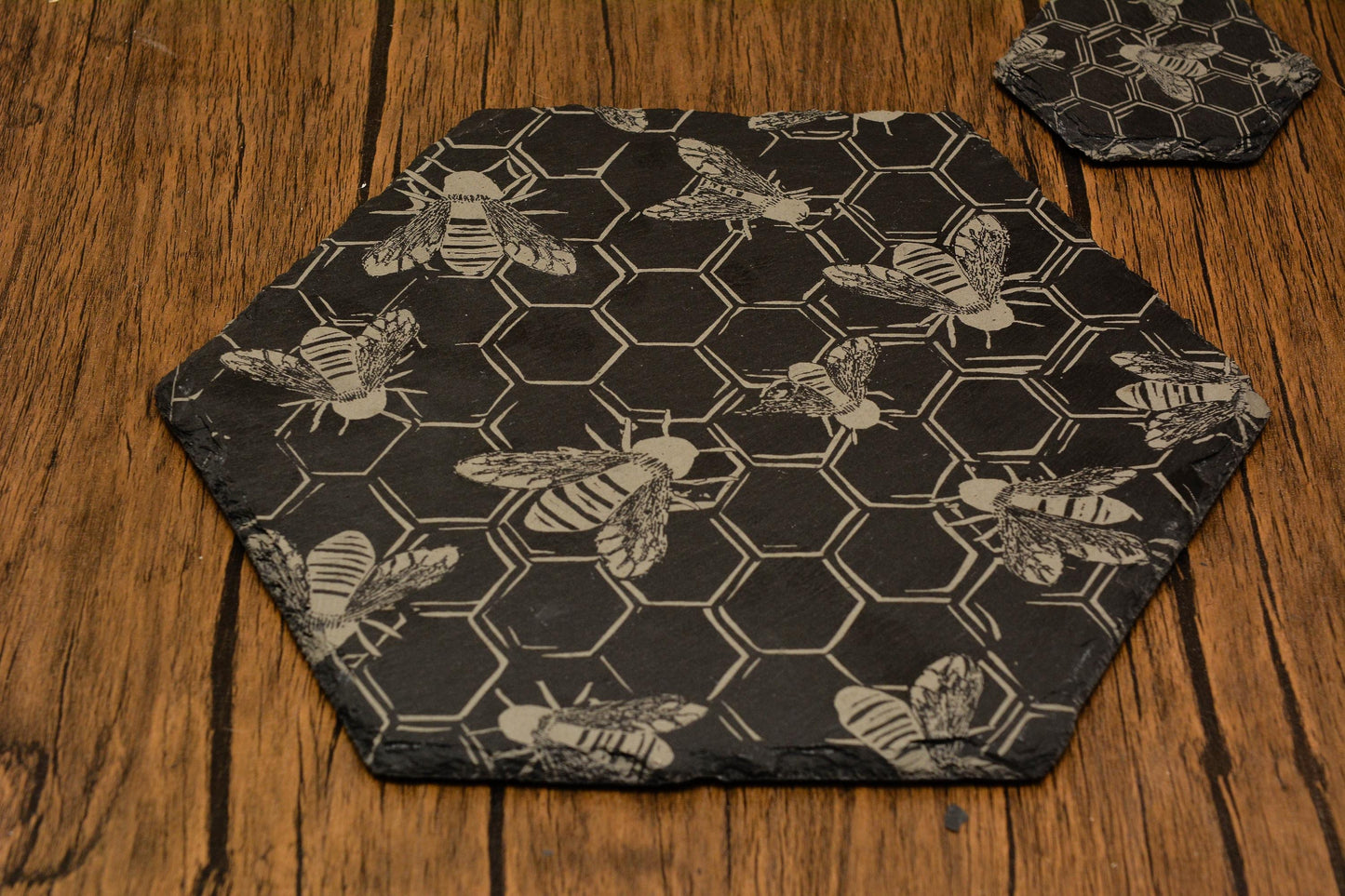 Honeycomb Bee Slate Placemat & Coaster Set – Hexagon Dining Decor, Rustic Natural Tableware, Cottagecore Gift for Kitchen or Housewarming