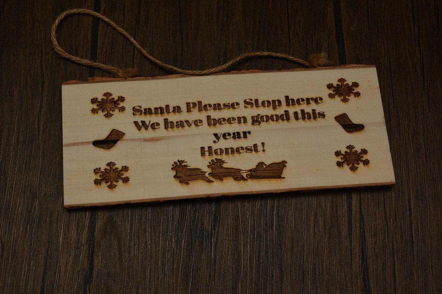 "Santa Stop Here" Christmas Sign – Laser Engraved Pine Wood – 25cm x 10cm Handmade Holiday Decoration – Made in the UK