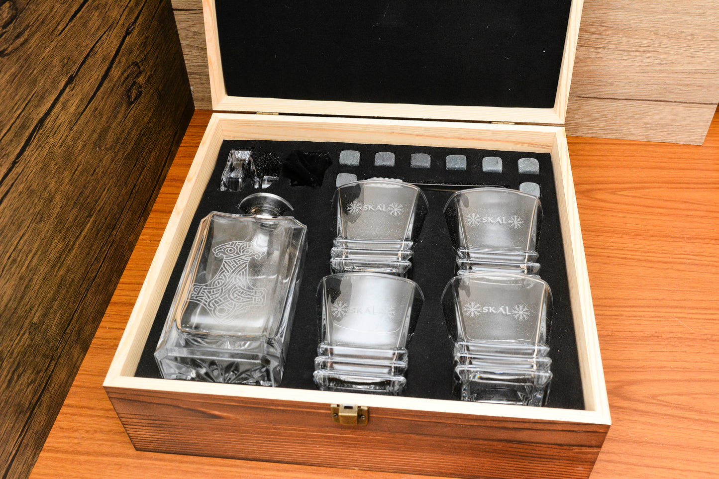 Norse Whisky Gift Set – Thor’s Hammer Decanter, 4 Engraved Glasses & Whisky Stones