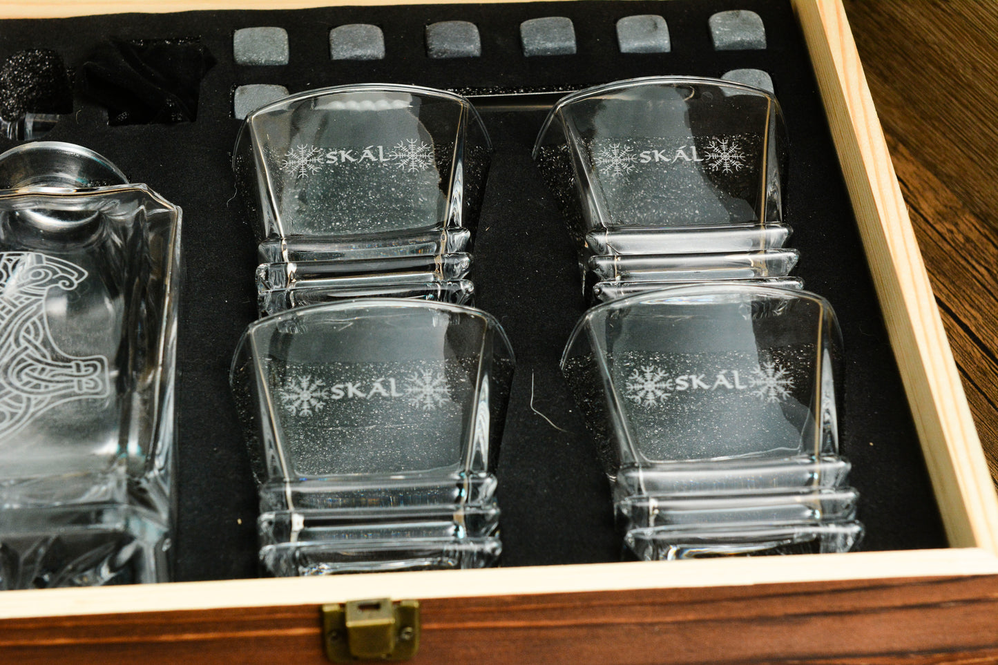 Norse Whisky Gift Set – Thor’s Hammer Decanter, 4 Engraved Glasses & Whisky Stones