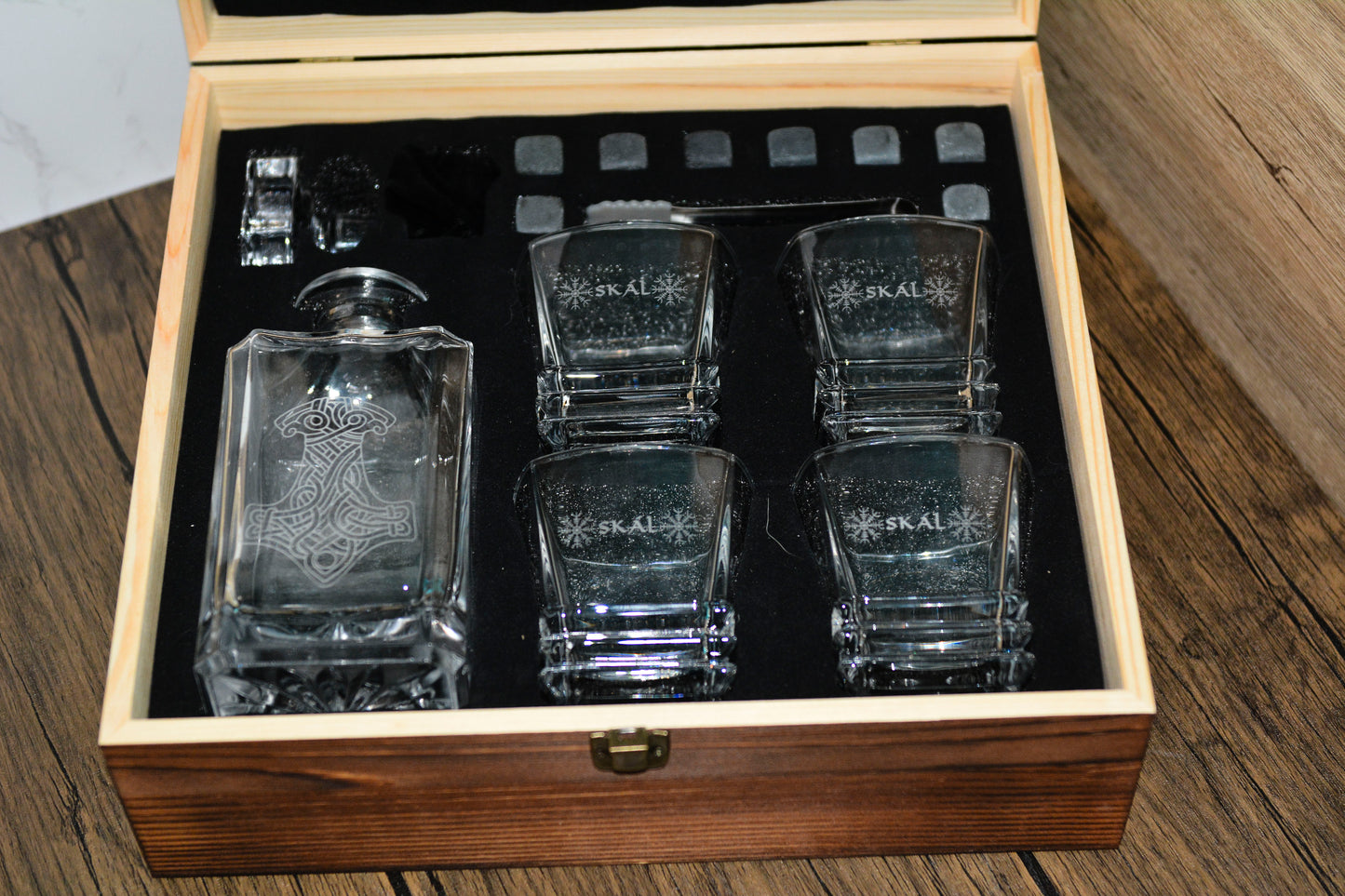 Norse Whisky Gift Set – Thor’s Hammer Decanter, 4 Engraved Glasses & Whisky Stones
