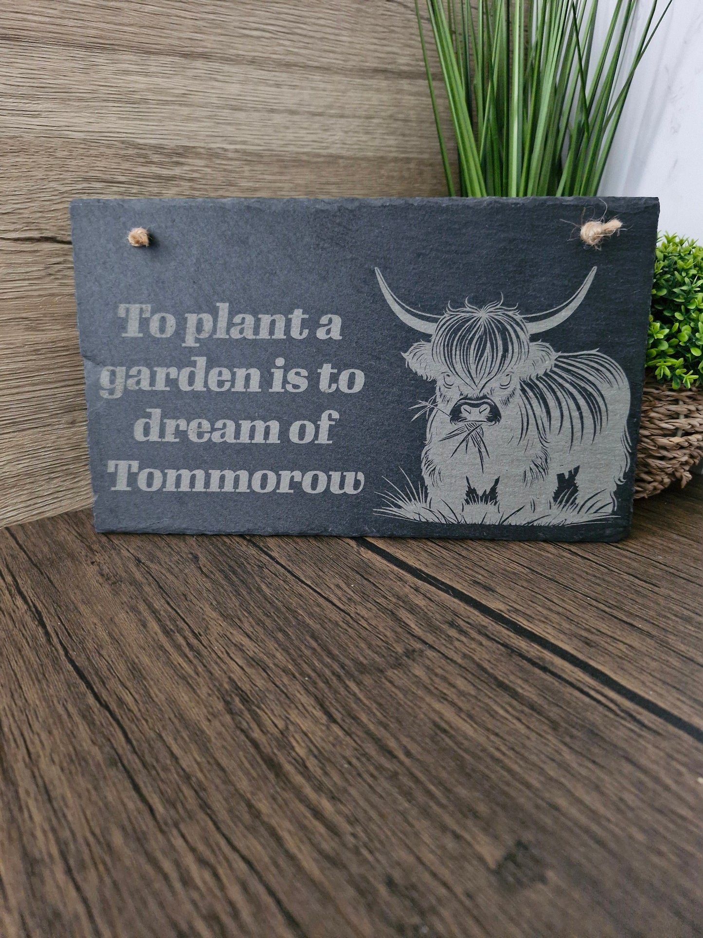 Highland Cow Slate Hanging Garden Sign – Custom Rustic Garden Decor – Flower Bed Plaque – Gift for Gardeners – Spring Outdoor Refresh