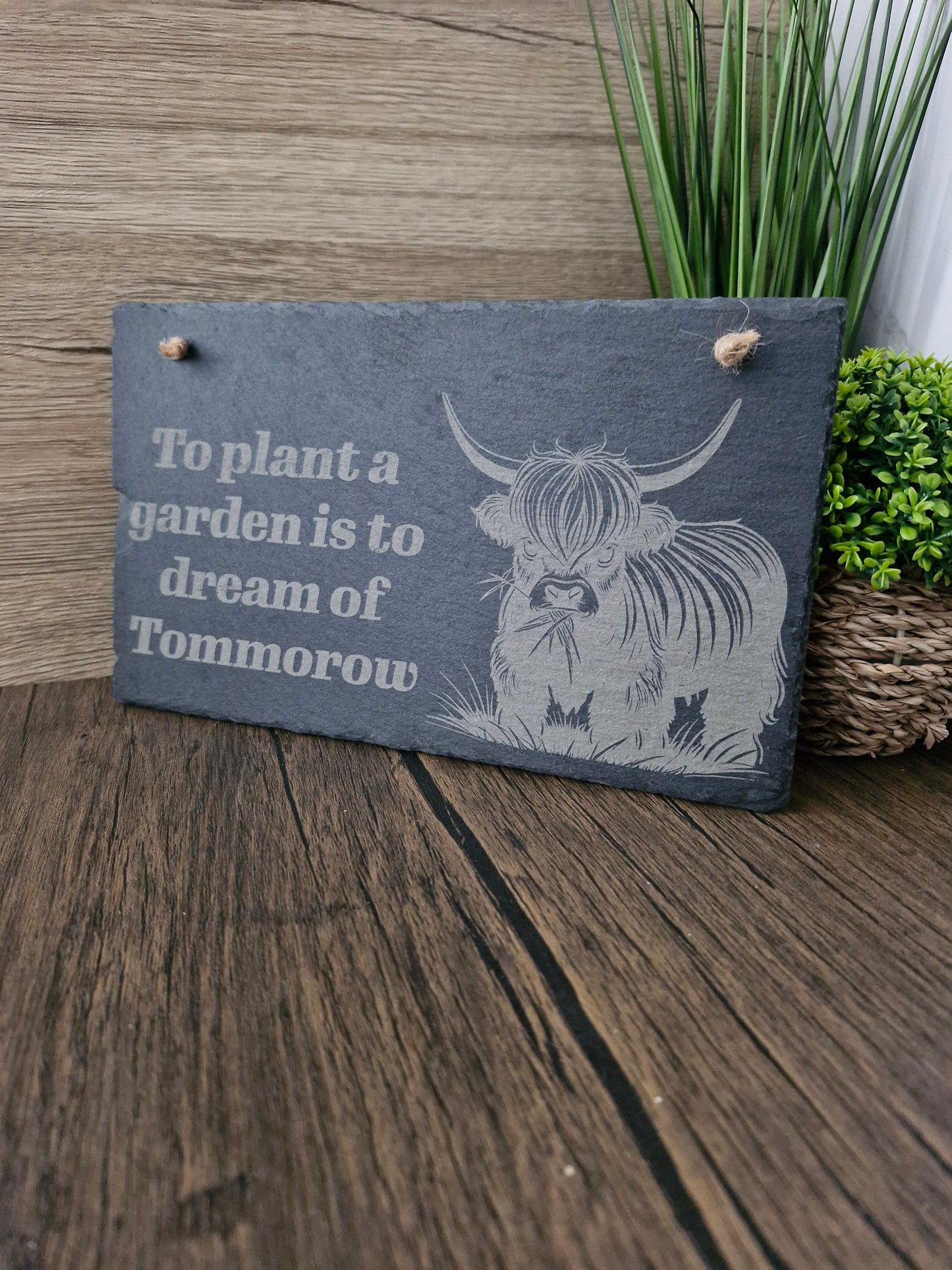 Highland Cow Slate Hanging Garden Sign – Custom Rustic Garden Decor – Flower Bed Plaque – Gift for Gardeners – Spring Outdoor Refresh