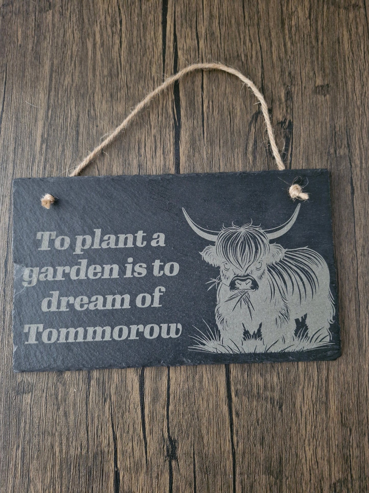 Highland Cow Slate Hanging Garden Sign – Custom Rustic Garden Decor – Flower Bed Plaque – Gift for Gardeners – Spring Outdoor Refresh