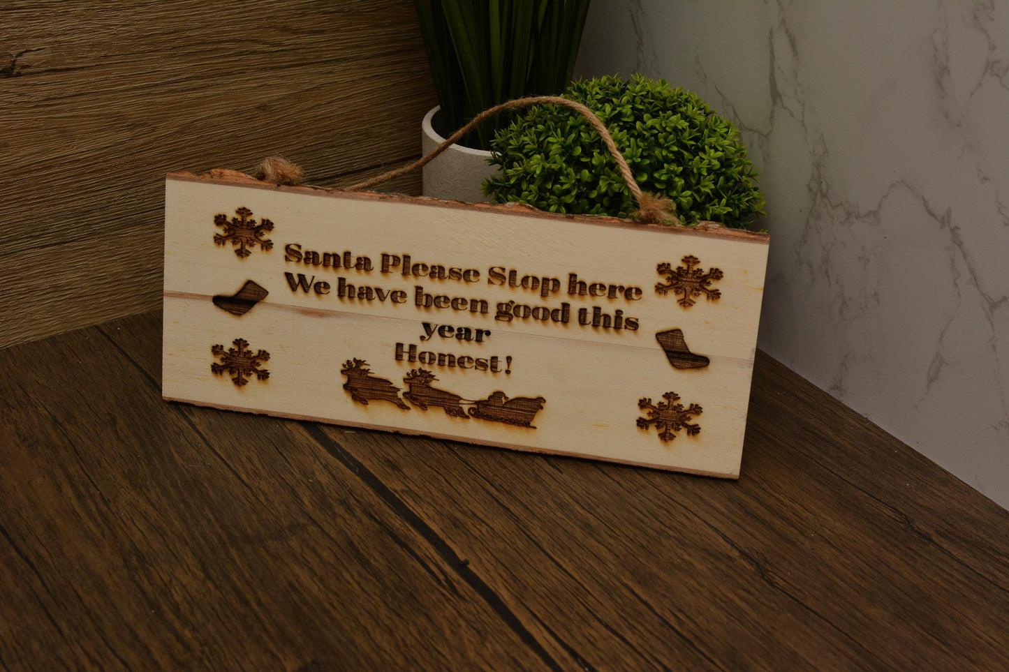 "Santa Stop Here" Christmas Sign – Laser Engraved Pine Wood – 25cm x 10cm Handmade Holiday Decoration – Made in the UK